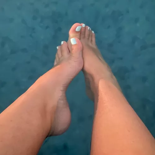 Little morning dip in the pool 😍 what would you do if you saw these soles in the pool 💦🤤