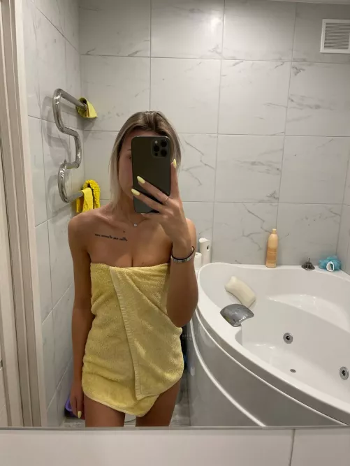 Even when the bath water gets cold, you can still warm your cock inside me😏