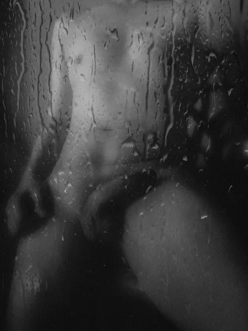 I can hear outside, the rain is tapping on the leaves.