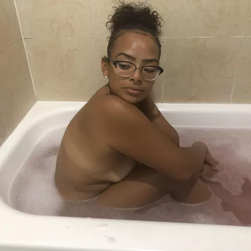 Love bath time 💋🙌🏽🥰😏 love to let the water just run down my body when I soap up #boricua #filipino #glasses