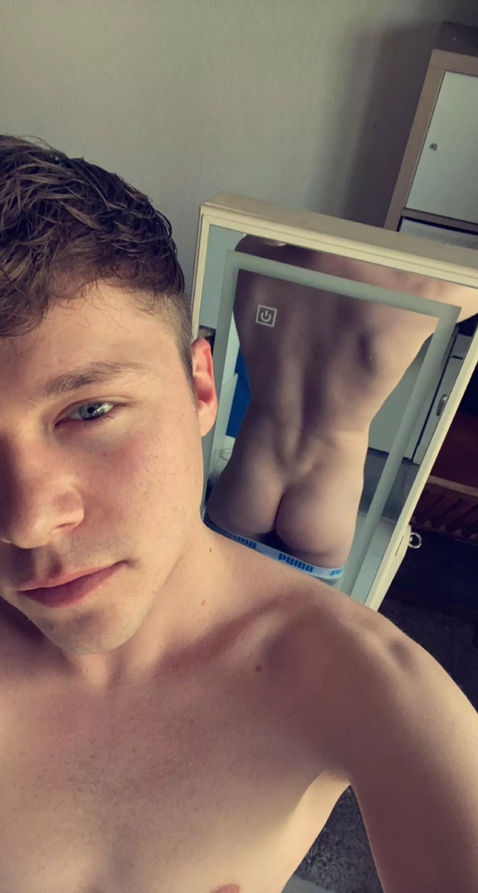 Who wanna use my cute twinky ass😇🥰