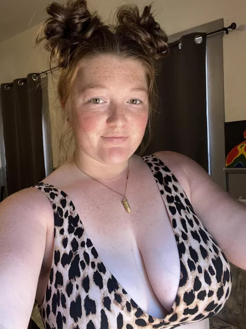 Hoping my freckle face can help brighten your Monday 😋