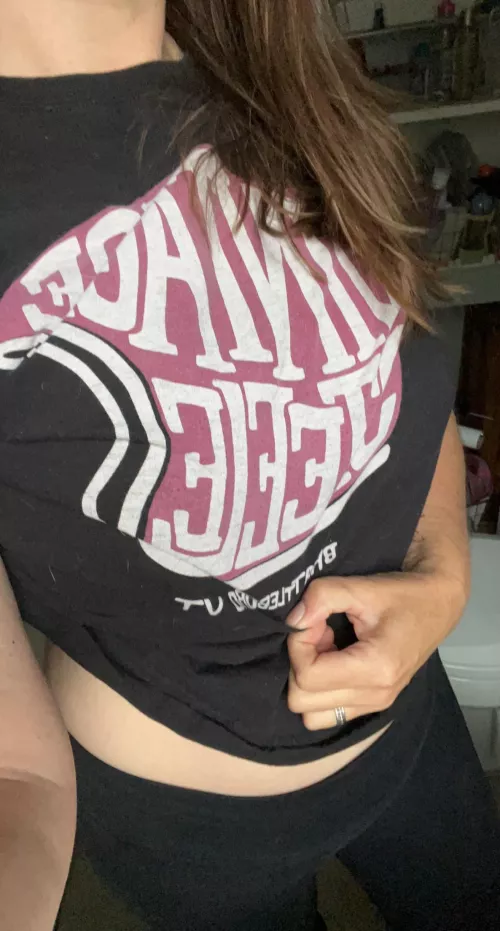 Either I’m making improvements or this is just a really good angle!! 🏋️ 🏃🏼‍♀️ ☀️ 🩲 Cuz I look pretty fit here lol