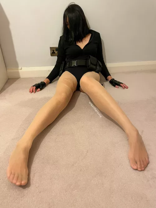 Aznheroine’s ripped pantyhose
