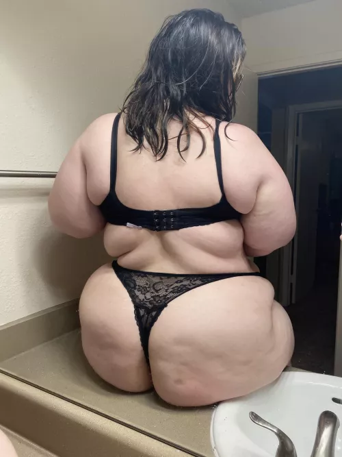 Black lace goes so well with my pale ass 🥰🖤