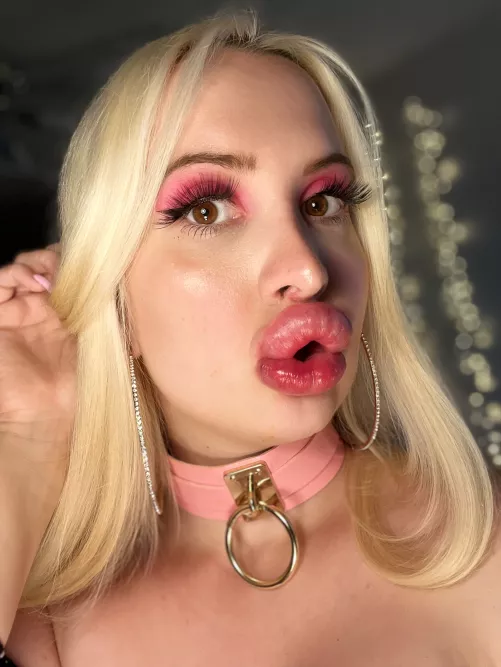 Fresh after new fillers. Someone into the swollen look? 💋👀