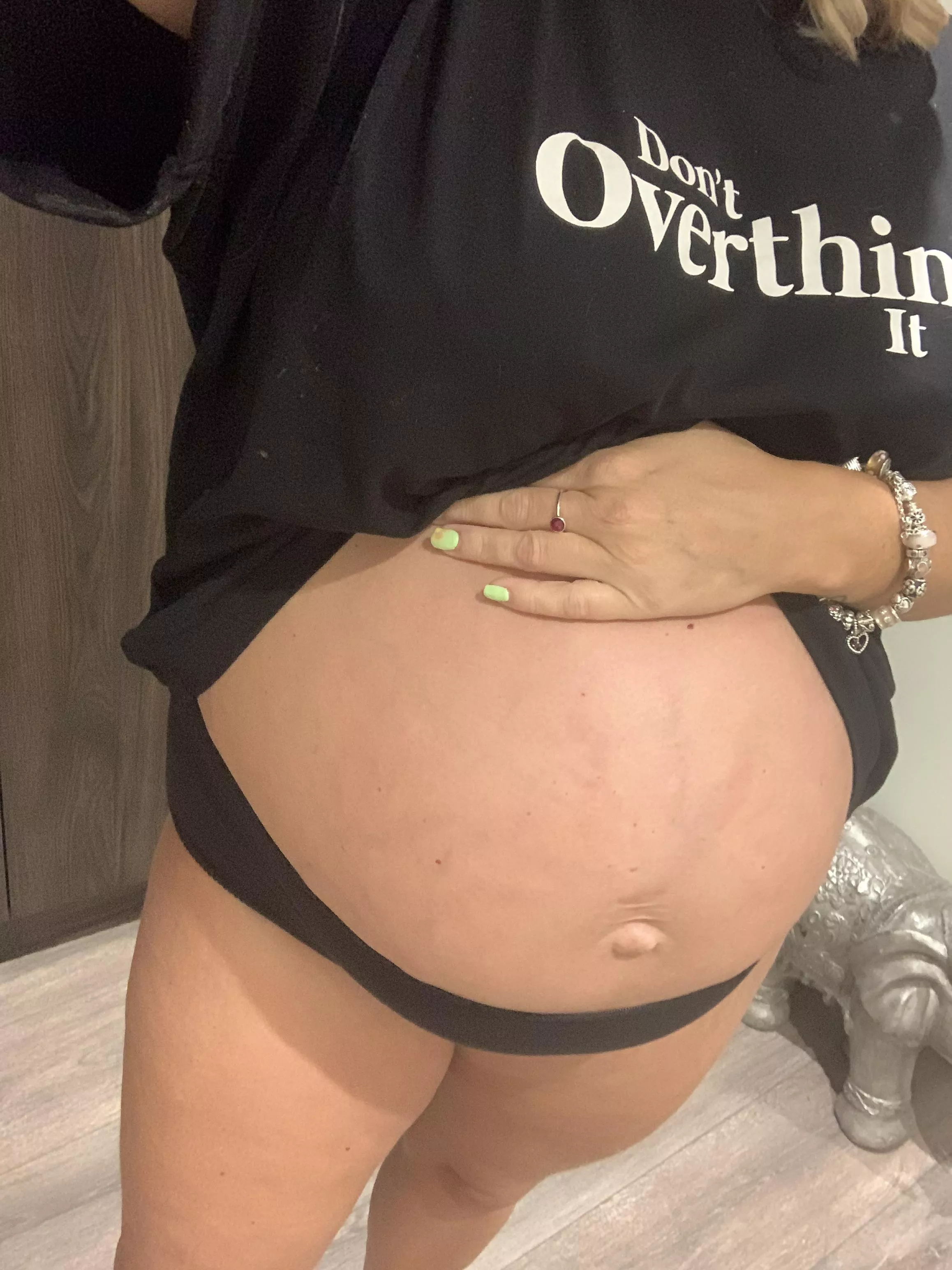 23 weeks and belly button is popping! Follow my pregnancy (links in bio)