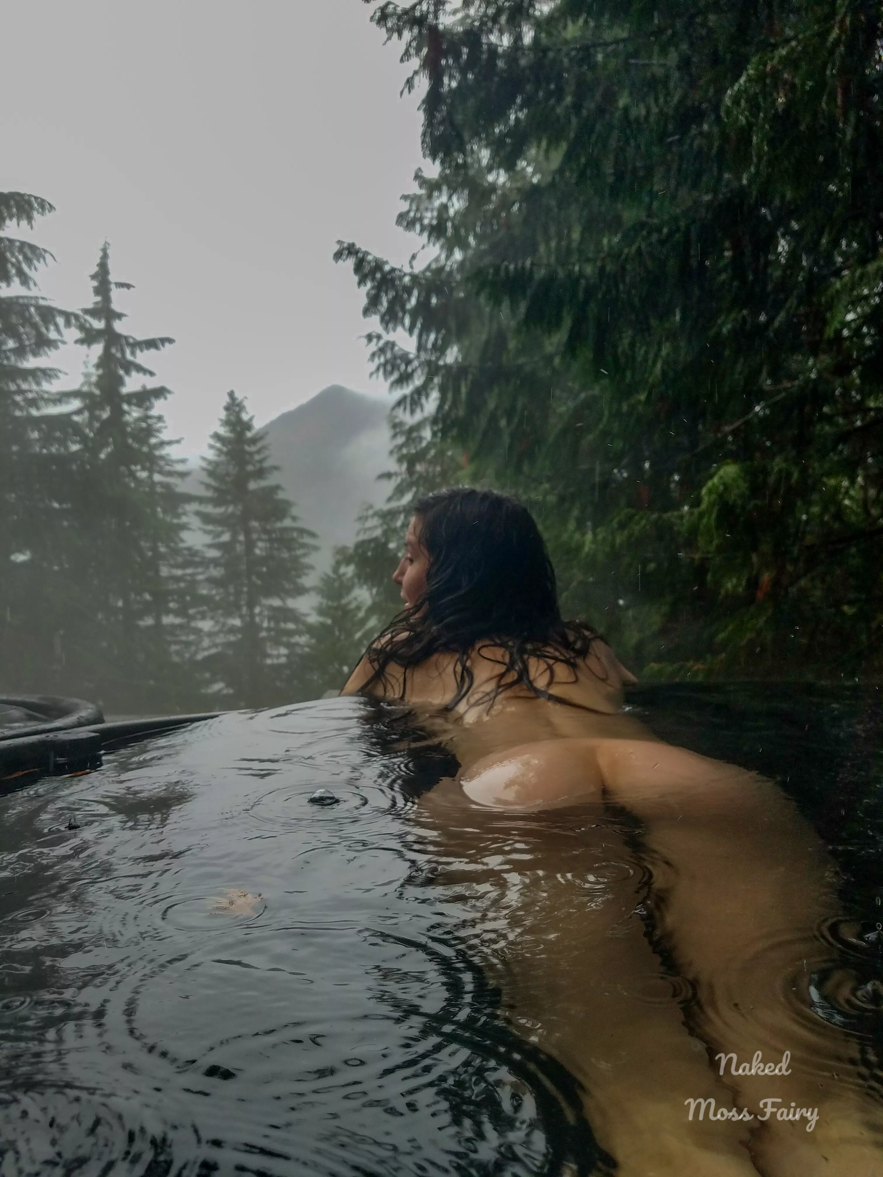 Hot springs in the rain gives me body tingles 🥰💫