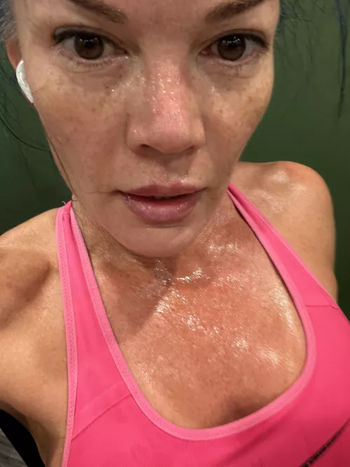 Another sweaty AM workout in the paradise that is a secluded gym 🥰