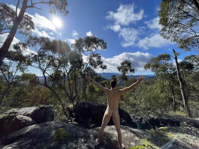 Naked hiking in the Aussie bush 🍑