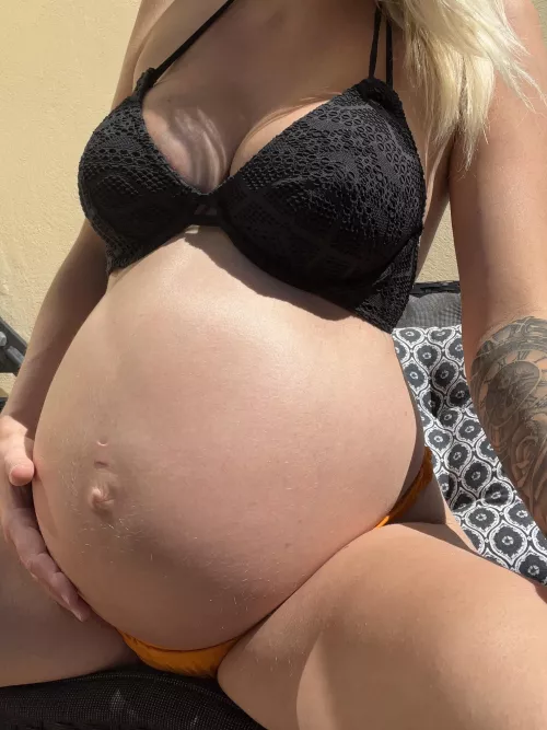 Mommy is feeling so round and full🤭