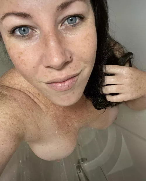 It’s my birthday! Who’s joining me? 💋