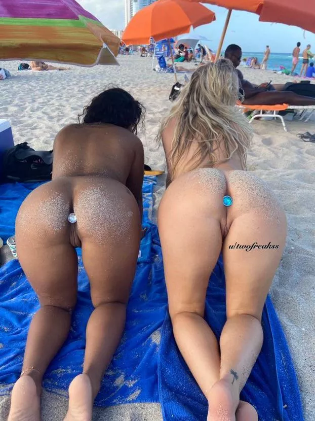 We enjoy the attention our plugs bring us on the nude beach 🔥☀️