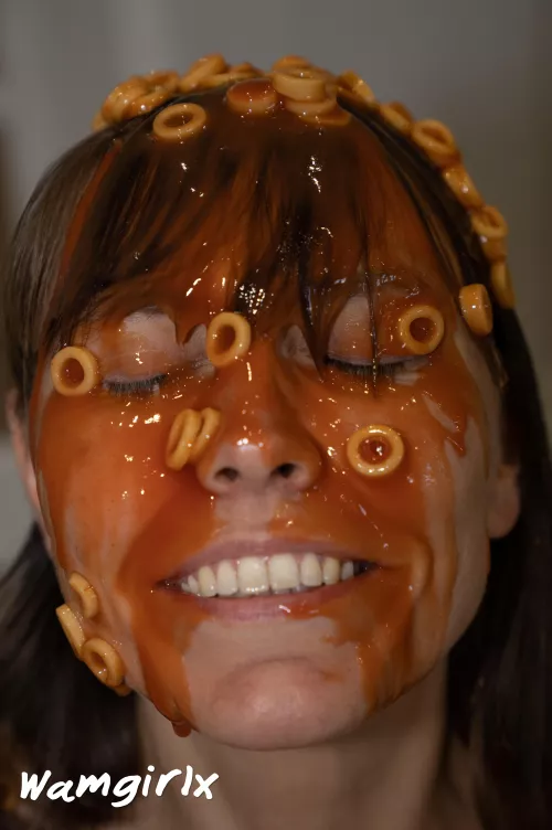 You know… I hate tomato ketchup! So why would I want to empty tins on them over my head? Because I love being messy! Once it’s over me I no longer care about the smell!