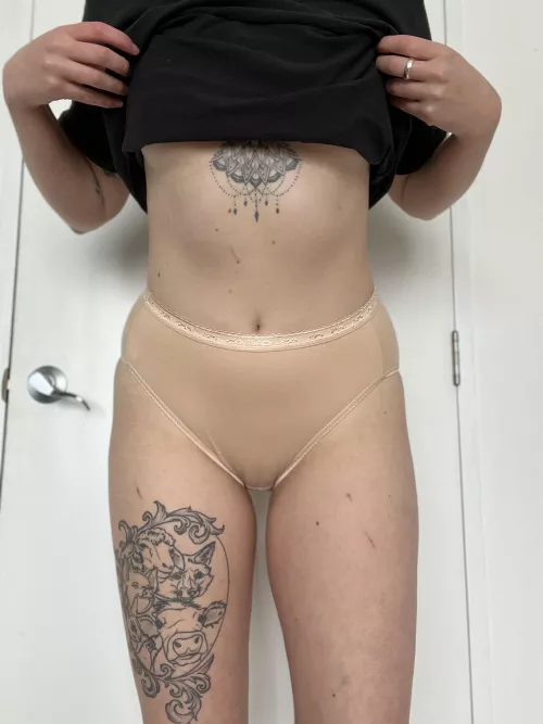 Mirror mirror on the wall, who has the plainest panties of them all 😆