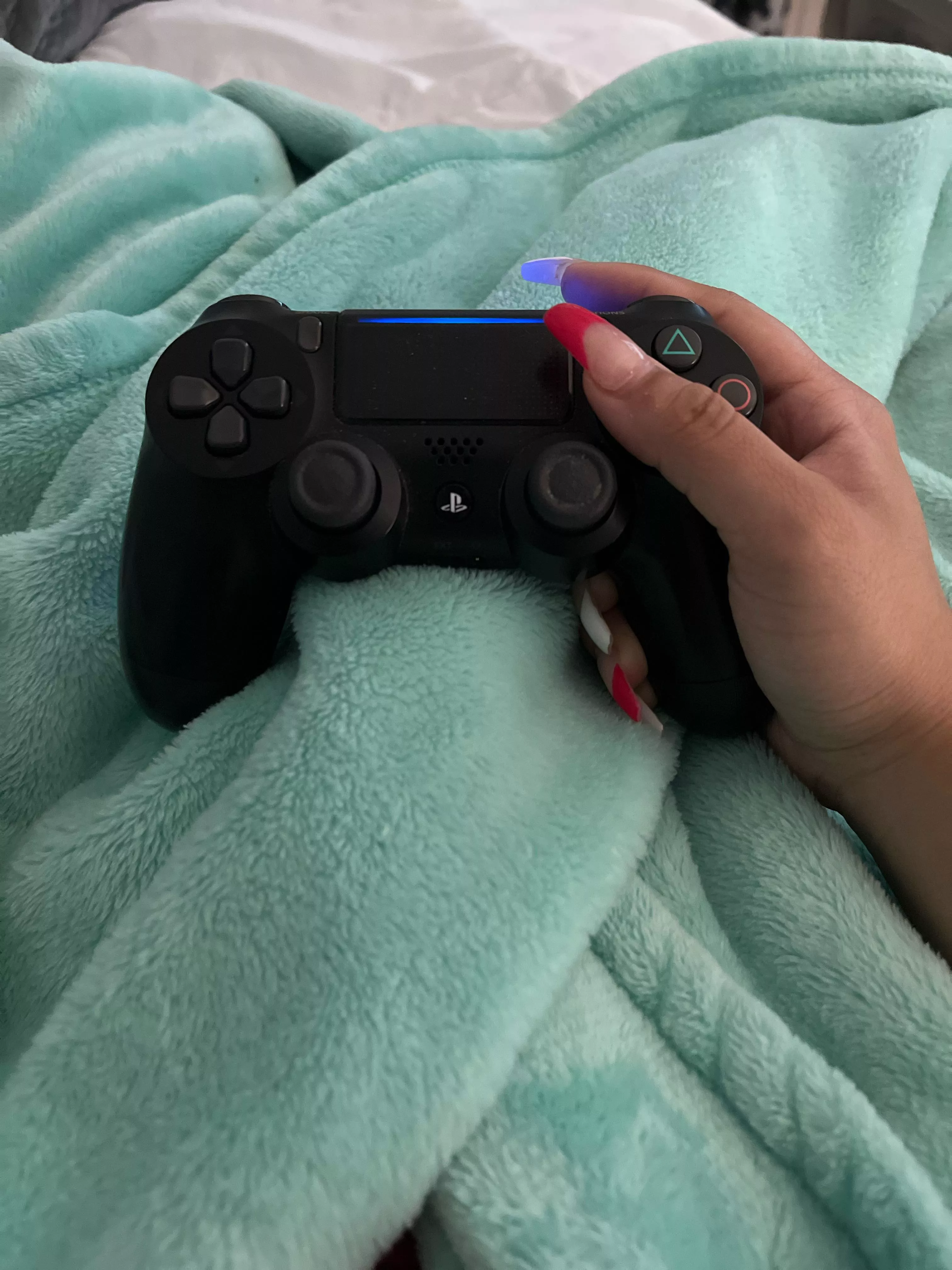 anyone wanna hold my pretty hand while I play video games? 👾💕