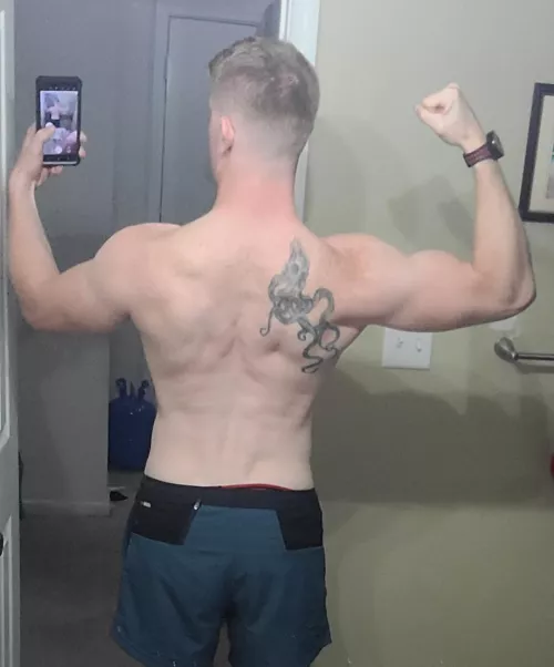 26 [M] I work out so on day, I can put a girl on my shoulder and eat her out. I can't be the only one with this fantasy.