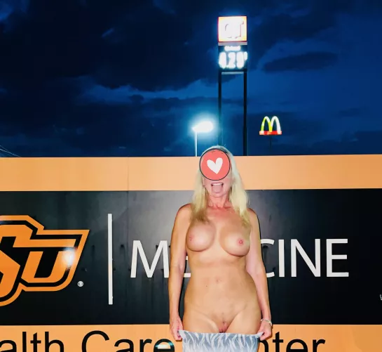 Let’s start the weekend with some public Full Frontal!😀💋😈(F)