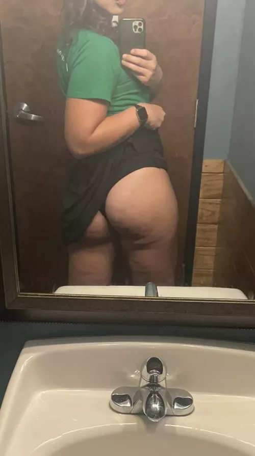 Who wants to cum worship this ass on a Sunday?