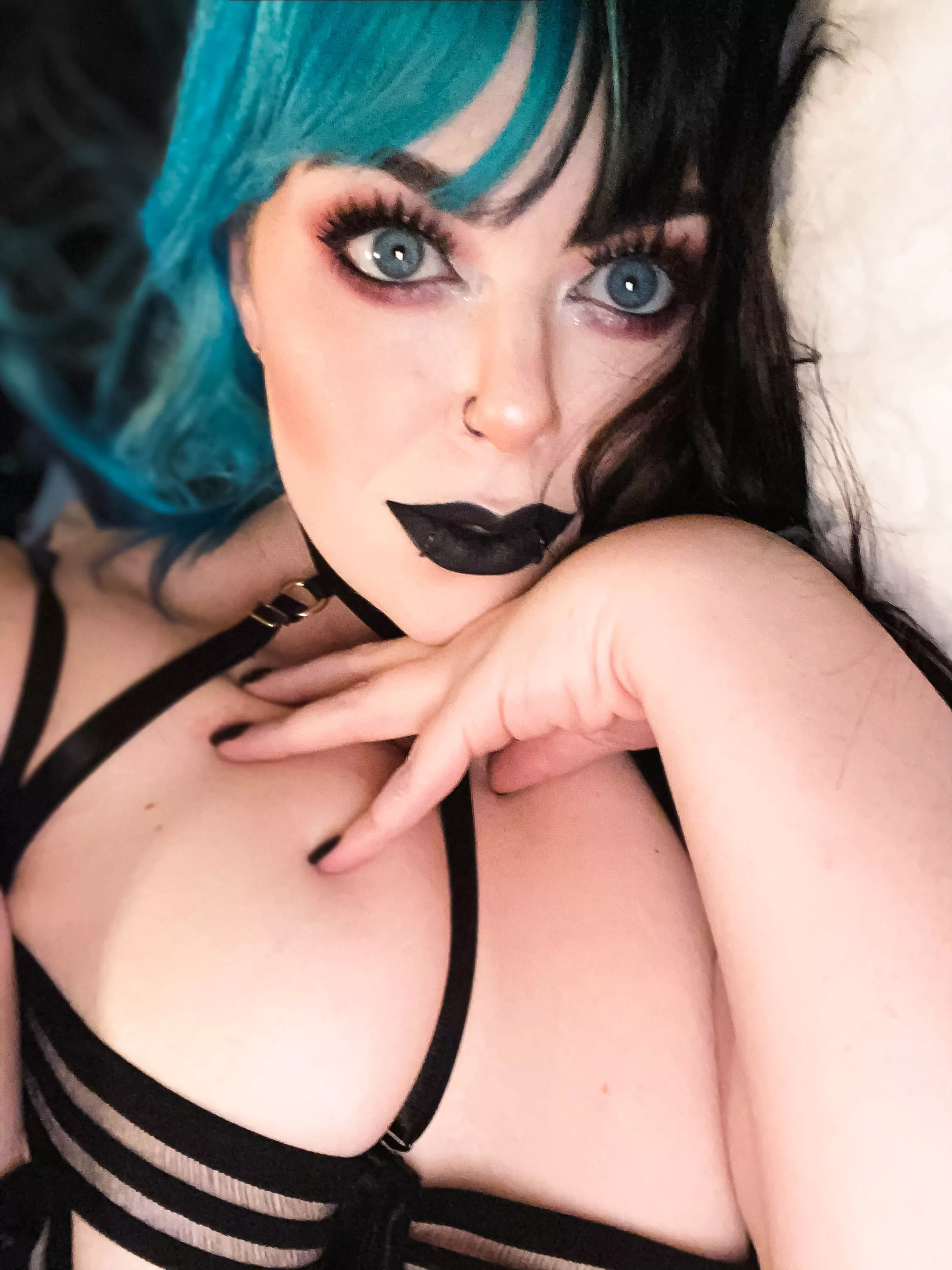 Black strappy things compliment my goth GF paleness perfectly! 🦇👻