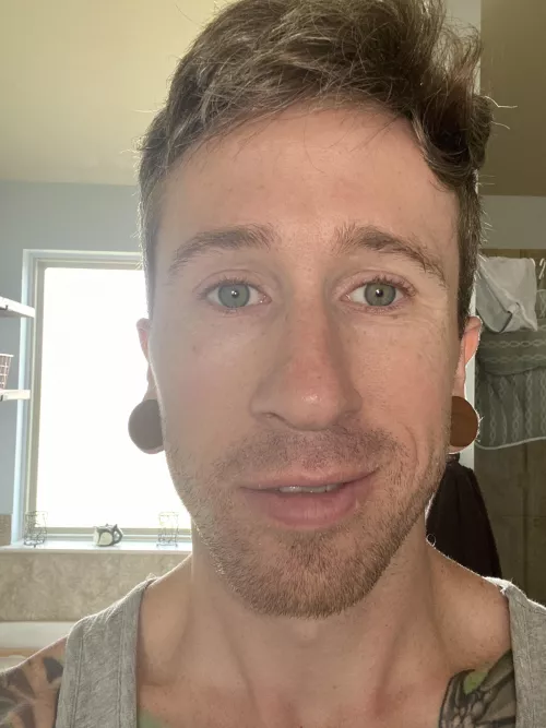 Who loves green eyes.