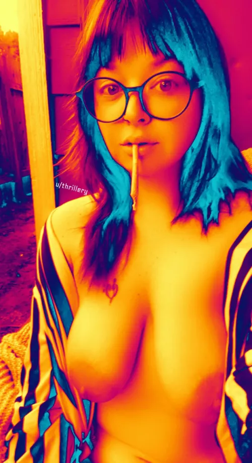 [f] i’m the neighbor that you try to avoid but you wave to so you don’t look like an asshole 🍑