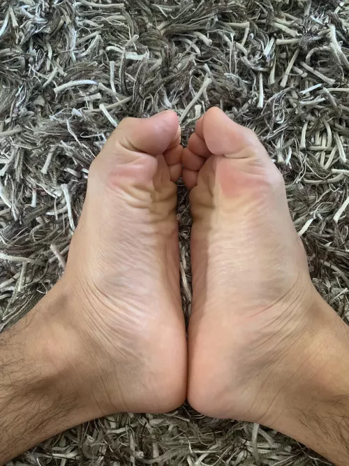 who needs a footjob?🦶🏽💦