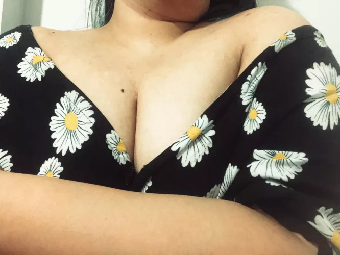 oh no the sleeves fell off, how could they possibly do such a thing 🌻🌻🧐🍎🍎