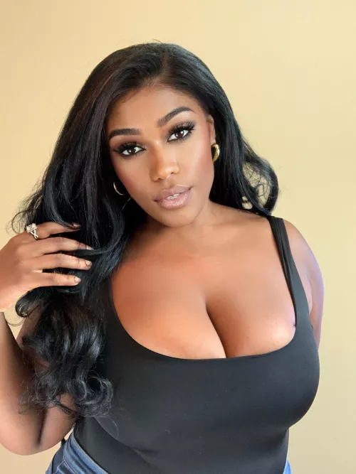 never wear a bra in my fav black tank🖤🖤