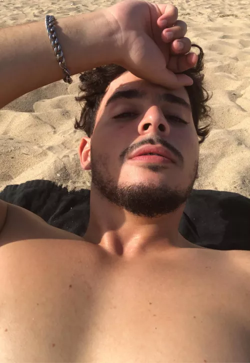 Trying to get a tan this year but it’s slow 🙃😂