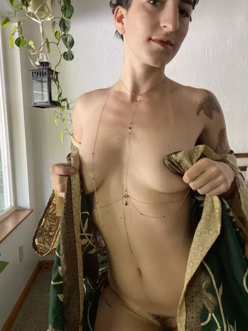 Natural light, green robe, green leaves 🍃