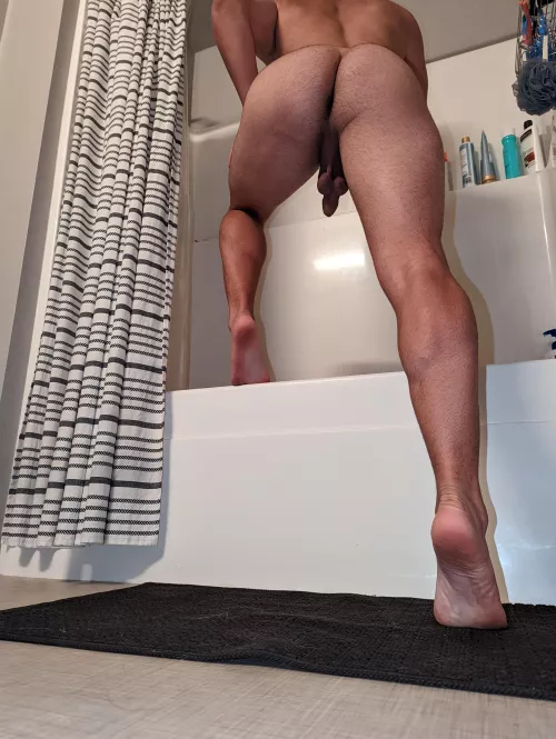 Hop in the shower with me 😉🚿👉🏽👌🏽