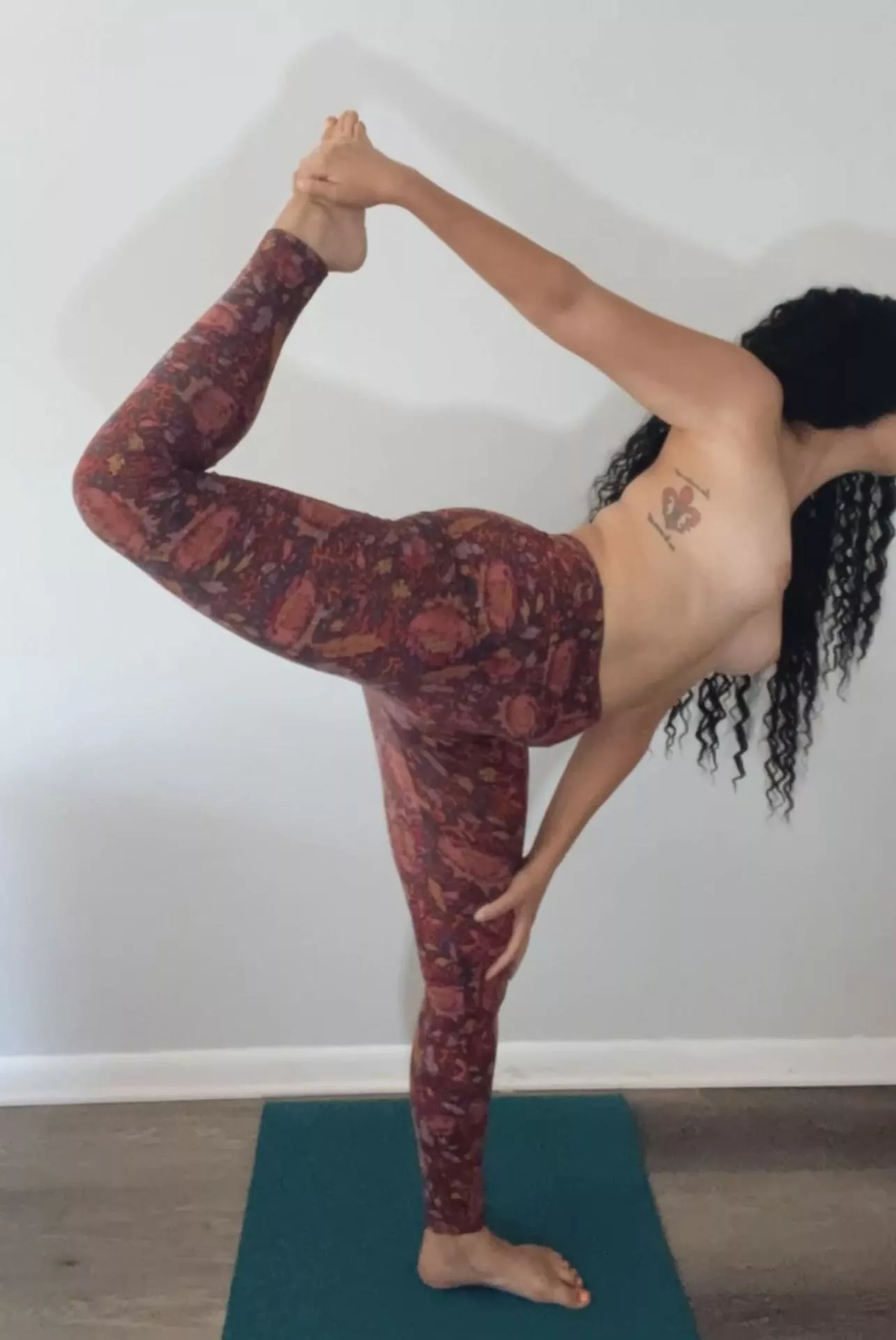 Do you like flexibility brunettes with tiny tits? 😘😇