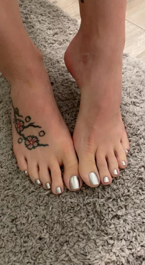 Tried out some new polish today, what do you think about my silver toes? 🤔