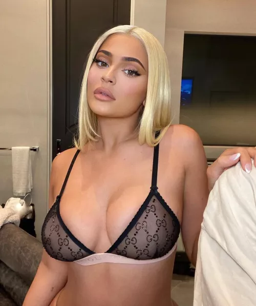 Bust on this pick of Kylie after I feed you her