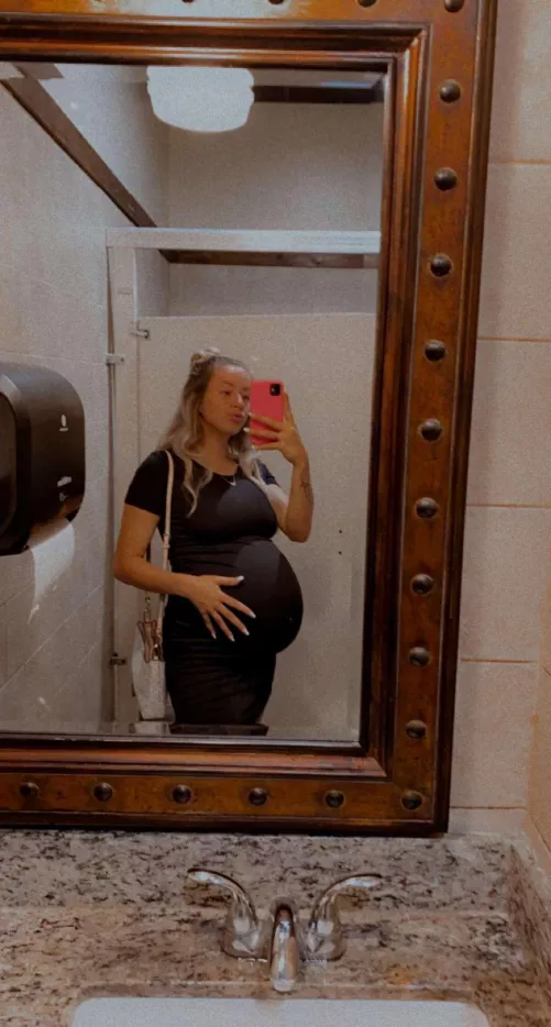 I thought y’all were into pregnancy not showing much attention 🥺 wyaaaaaa my sugars 🤤