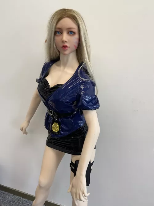 My girl changed her hairstyle and now she looks sexier lol