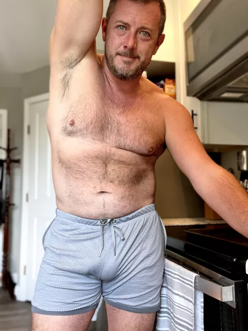 [40] Morning boys! Come get a sniff ;)