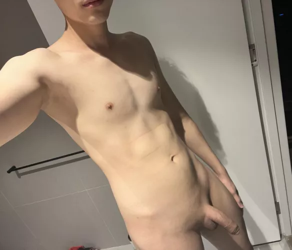 Do u like a clean shaved twink 😉