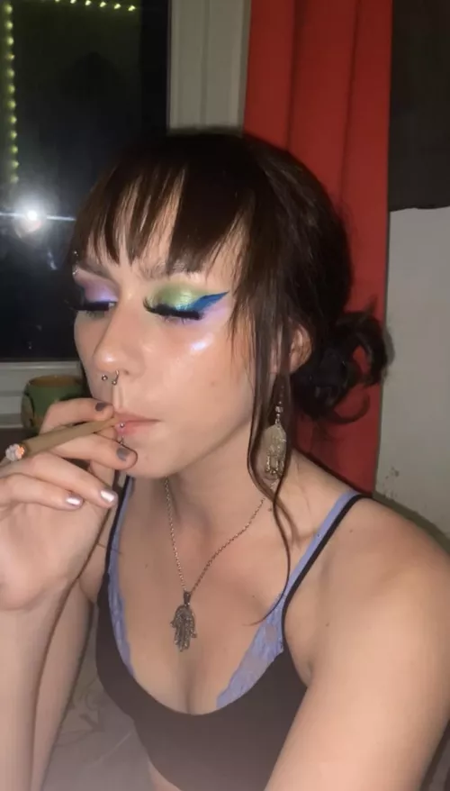 do you like my makeup? i swear all i do is look sexy and get high 💨🍃