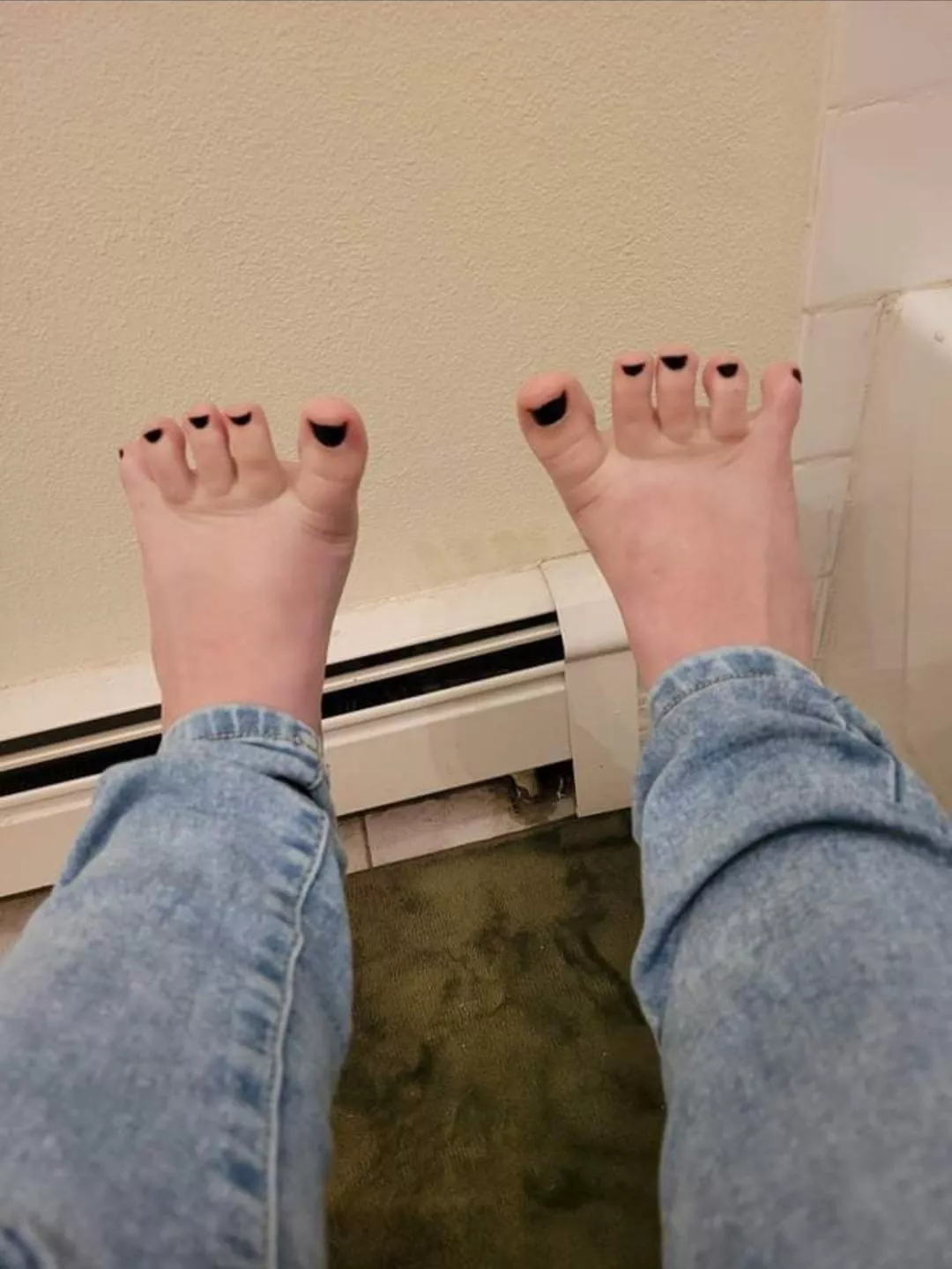 how about them size 6 footsies ❤️😘
