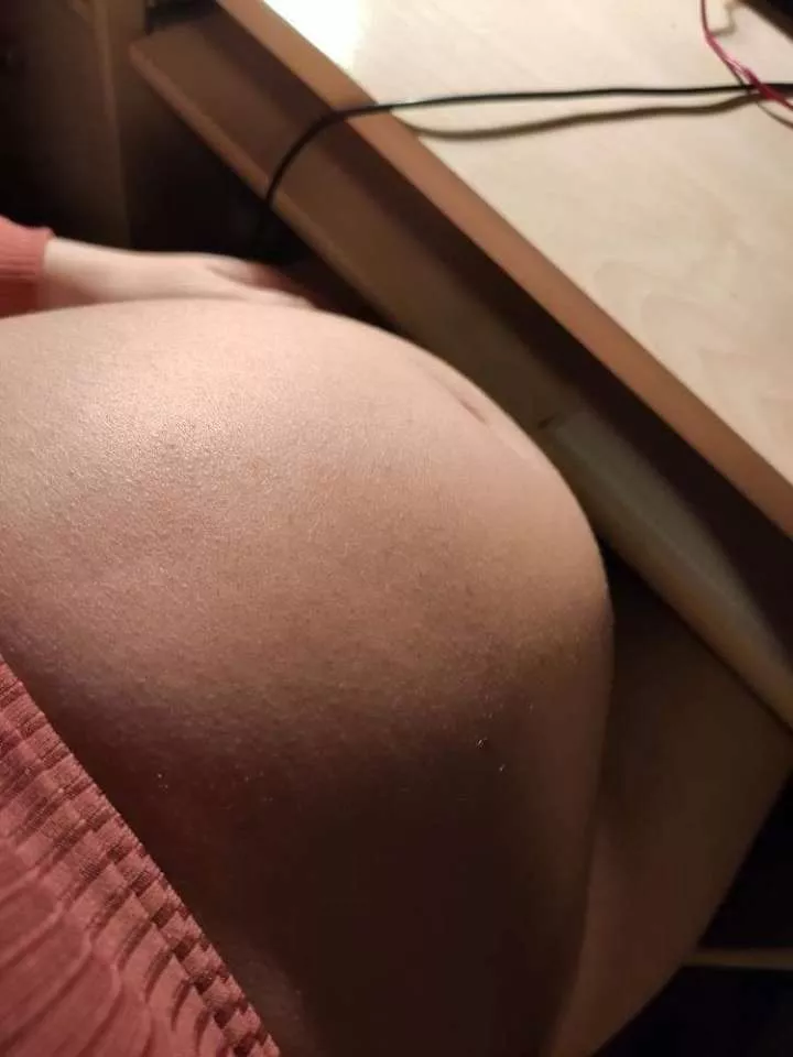 Resting with huge belly is my evening routine🥵