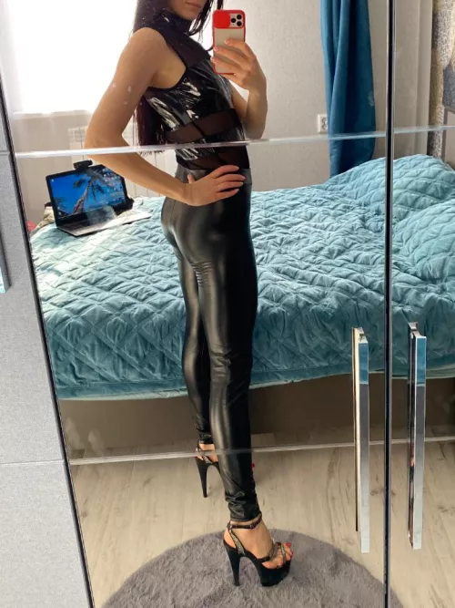 The highlights on my pants show off my shape perfectly