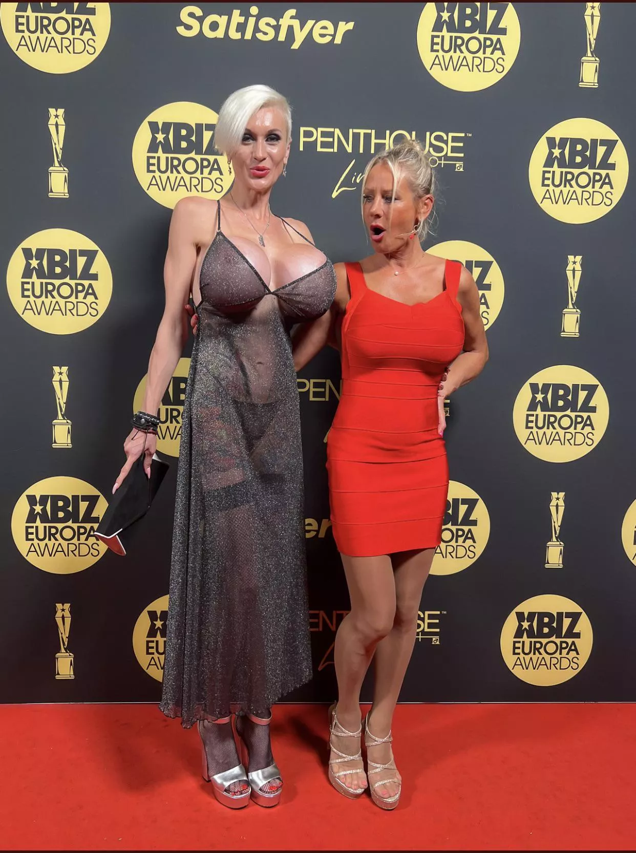 Girls blowing away girls!……..her curves and her classy outfit are too much for the lady in red. That’s a competition she cannot compete! Girls blowing away girls!……..her curves and her classy outfit are too much for the lady in red. That’s a competition she cannot compete!