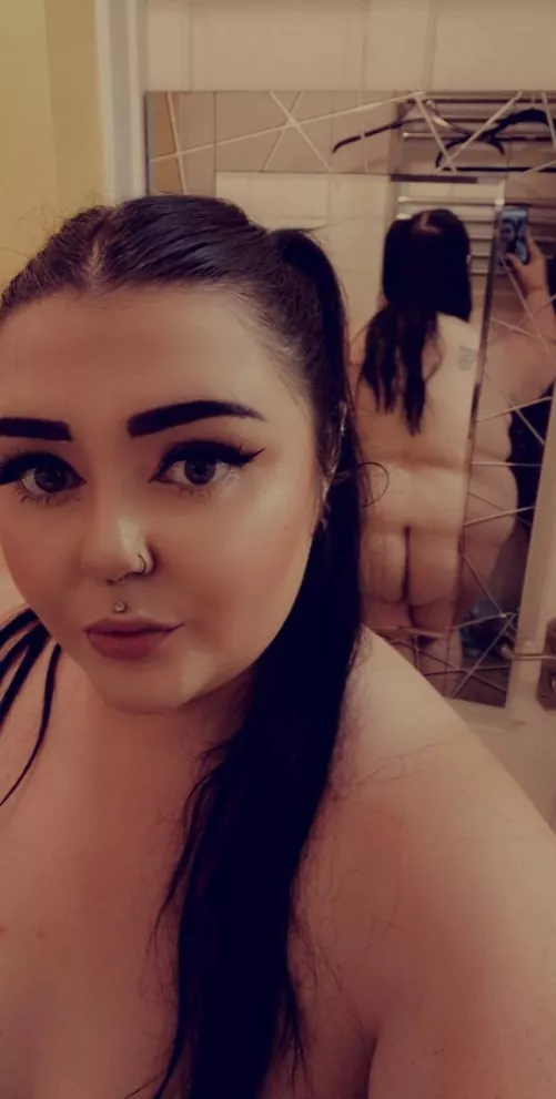 I've been in rehearsals for 3 hours so enjoy a sweaty picture with some cheeky cheek 🍑