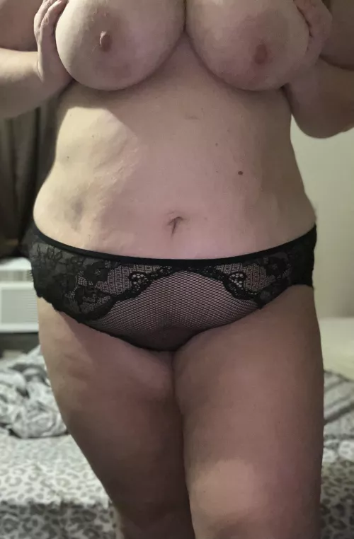 Lay me down on the bed.. I want to wrap these thick thighs around you!