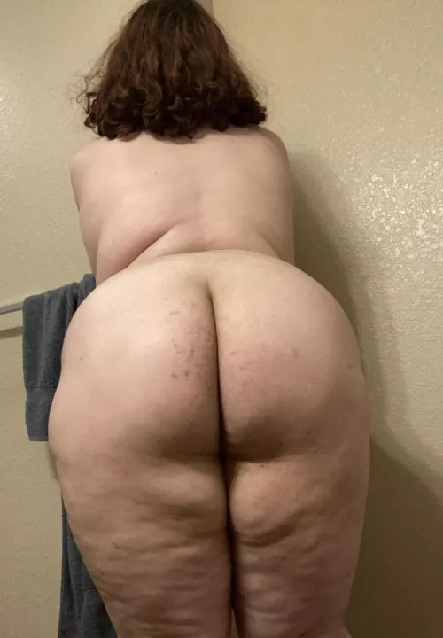 Showing off my big 🍑