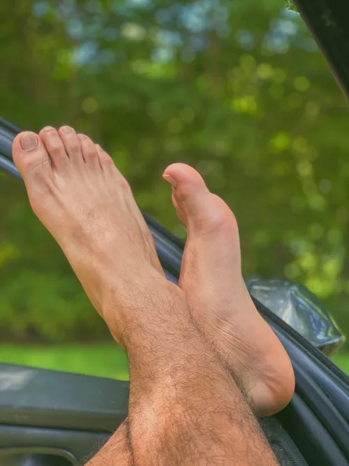 Arch, toes !! Who wants to play with them ? Dm are open 😈