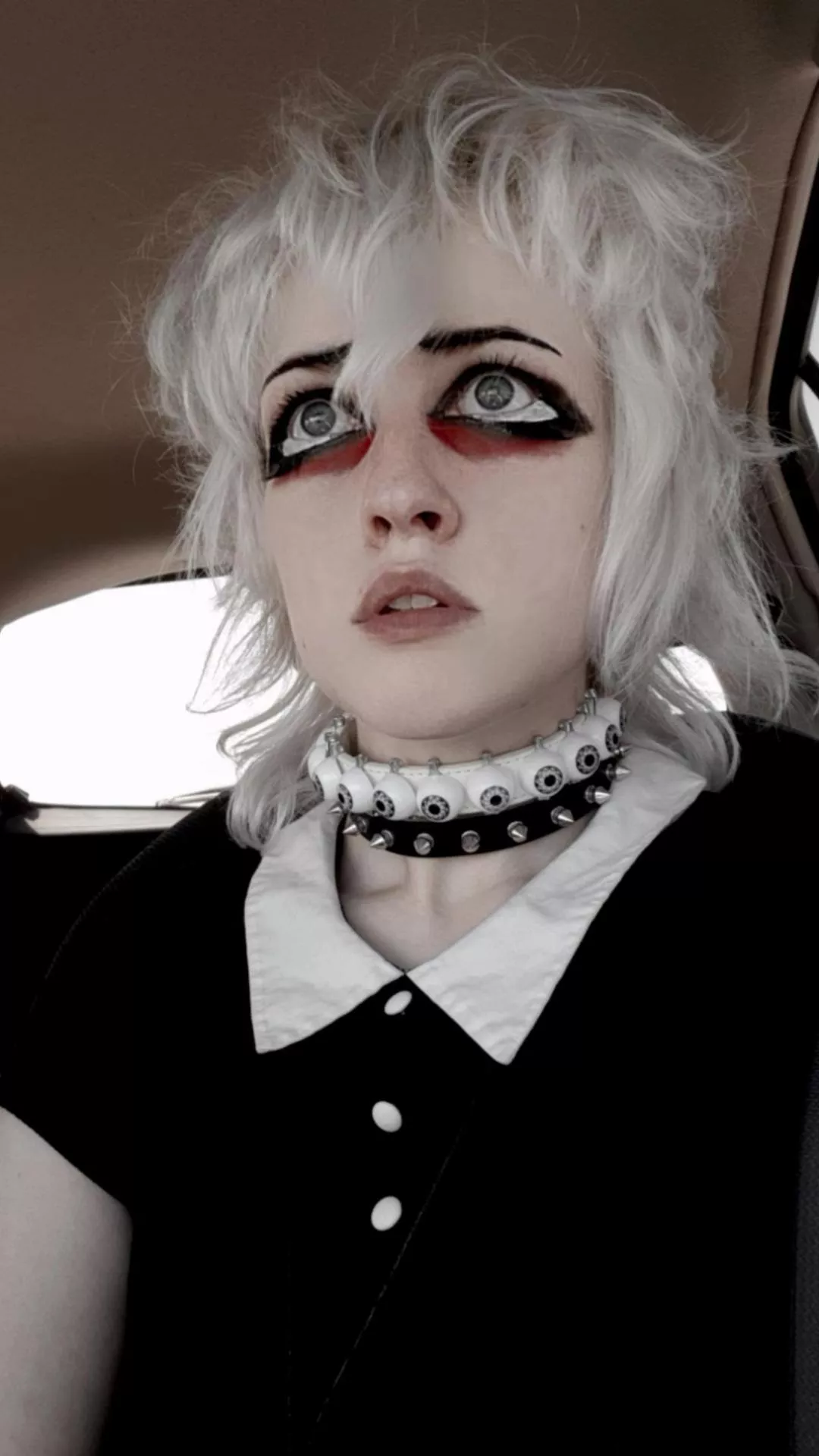 Happy femboy Friday from this funky little mall doll 💀