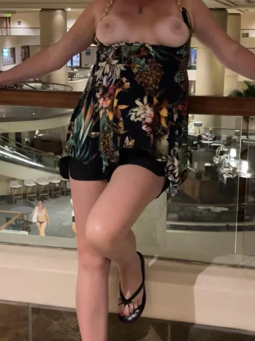 Hotel Lobby Flashing👿😈🔥🔥. Rate my tits please 🍒